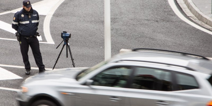 Un agent de la Policia controla la velocitat dels vehicles proveït del radar pistola.