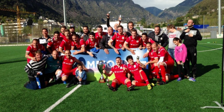 El Vallbanc FC Santa Coloma celebra el campionat, ahir.