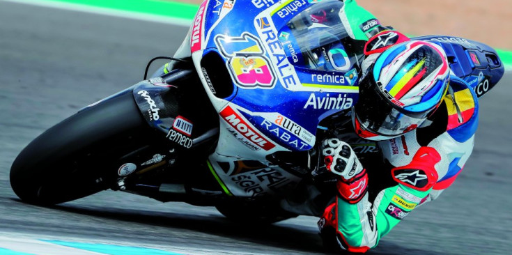 Xavi Cardelús amb una moto de MotoGP, ahir.