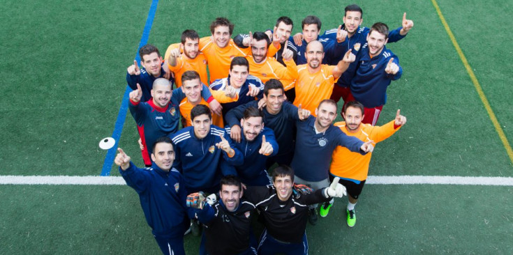 Els jugadors de l'FC Andorra assenyalen amb el dit l'objectiu de ser a Primera.