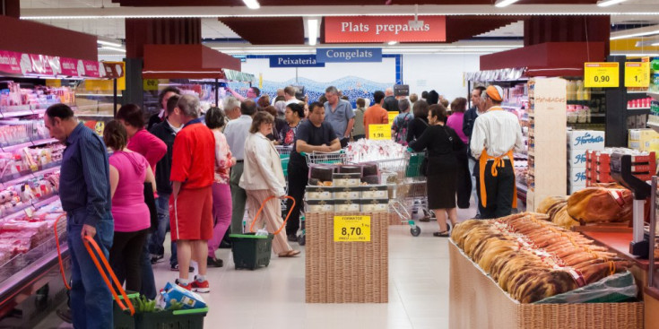 Un grup de clients realitzen les seves compres a les dependències del nou supermercat de la Seu d’Urgell