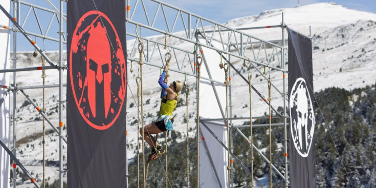 Un participant s’enfila per una corda a la darrera edició.