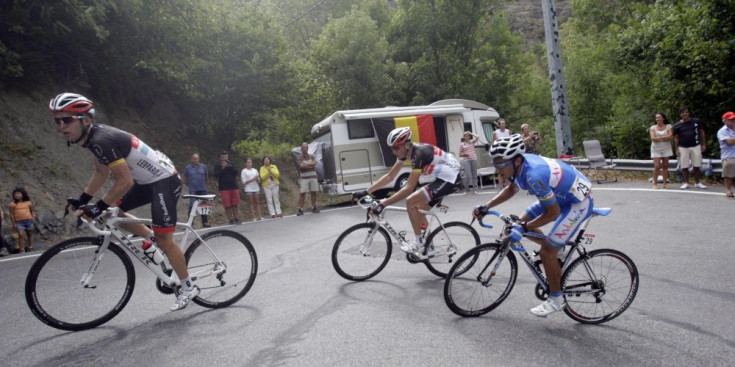 Tres corredors pujant el coll de la Gallina en una edició de la Vuelta.