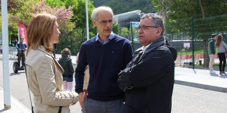 Martí conversa amb la ministra de Medi Ambient, Agricultura i Sostenibilitat, Sílvia Calvó, i el director general de FEDA, Albert Moles, durant la Jornada de Mobilitat Elèctrica.