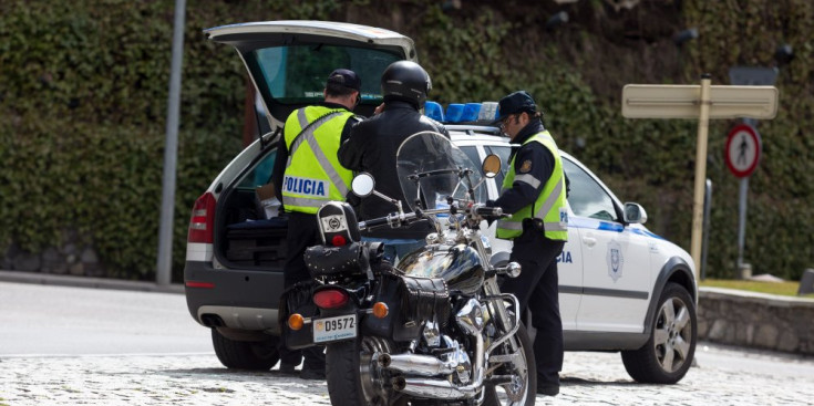 Agents de la policia realitzen un control a una motocicleta.