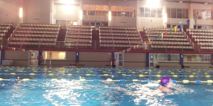 Una nedadora, ahir a la piscina dels Serradells en l’últim dia d’activitat d’obertura al públic, abans no comencin les obres.