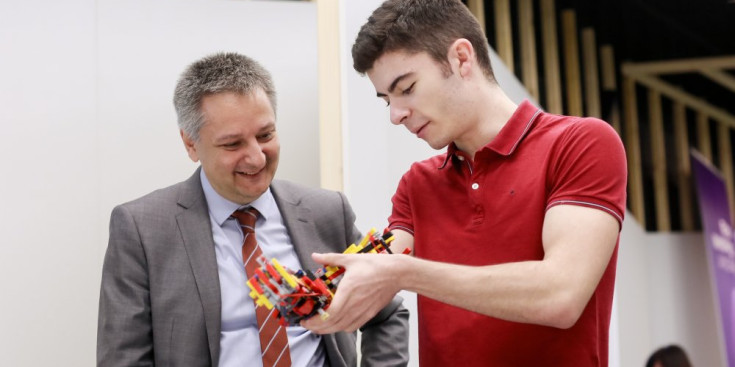 El ministre d’Innovació, Gilbert Saboya, amb el David Aguilar, ahir.