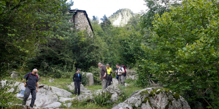 Uns excursionistes caminen per la Vall del Madriu.