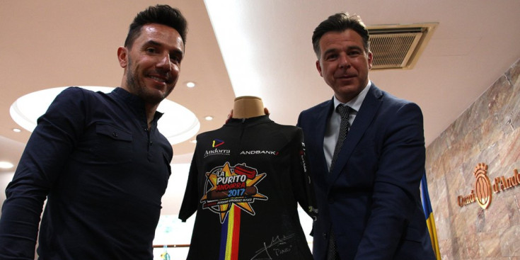 Marc Pons i Joaquim Rodríguez, amb la samarreta que el ciclista ha signat per al comú.