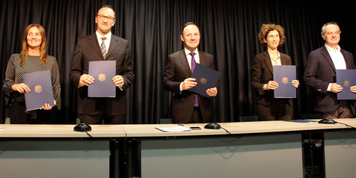 Els ministres i el president de la Creu Roja Andorrana, Josep Pol, mostren el conveni signat.
