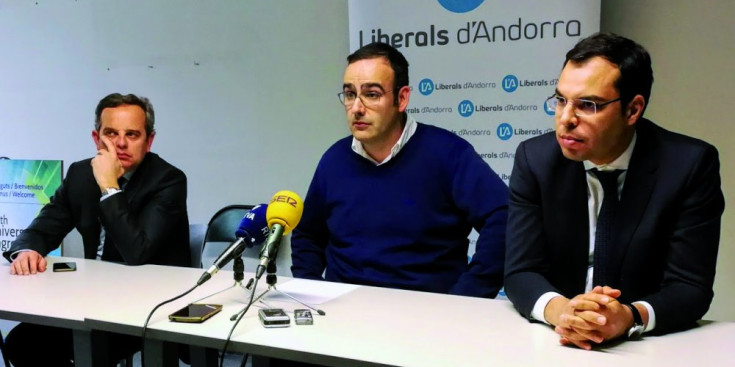 Martí, Rossell i Aouraghe durant la roda de premsa celebrada ahir.