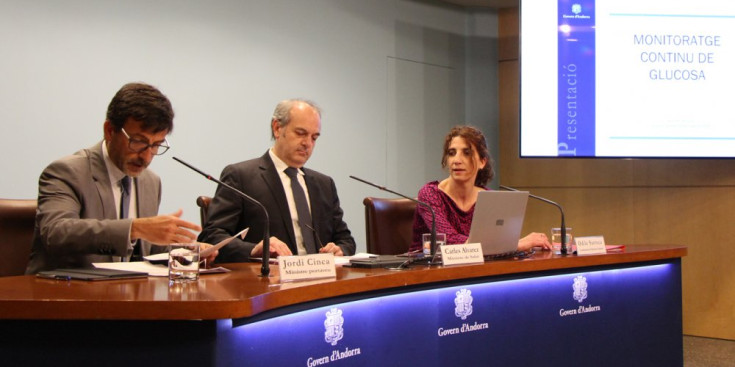 Carles Álvarez i Odile Sarroca, durant la presentació dels nous dispositius.