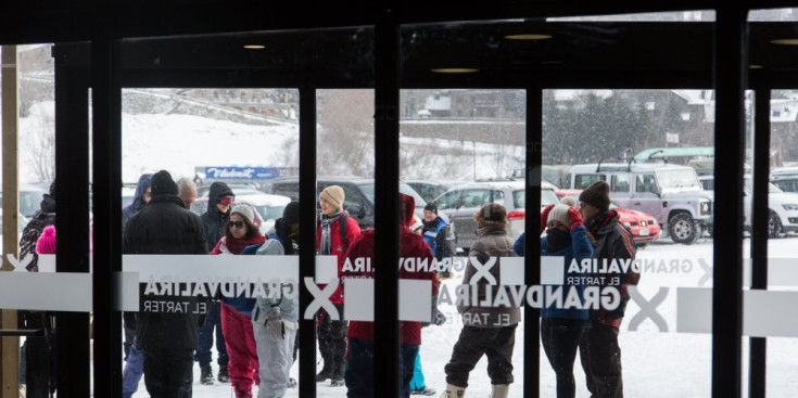 Turistes en un dels ingressos a Grandvalira.