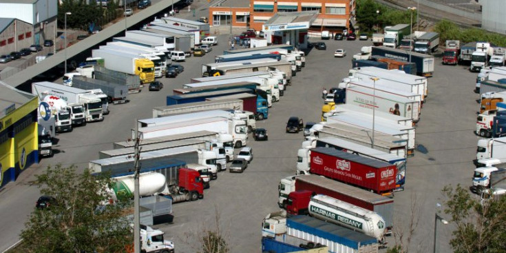 Camions exportadors de mercaderia, estacionats en un polígon industrial lleidatà.