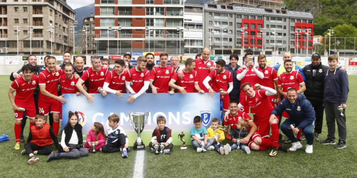 Plantilla i cos tècnic colomencs celebren el títol de la Copa Constitució.