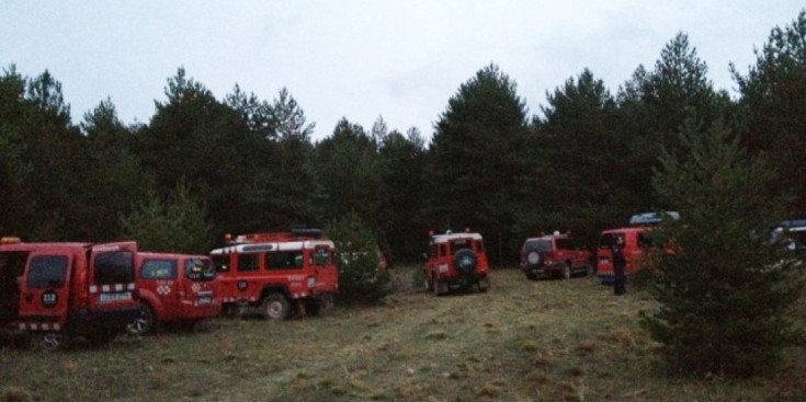 Diverses dotacions de bombers participen en un rescat de muntanya.