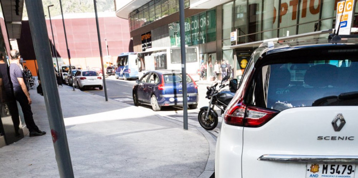 Un taxi aturat davant de la parada que hi ha al Mango Outlet.