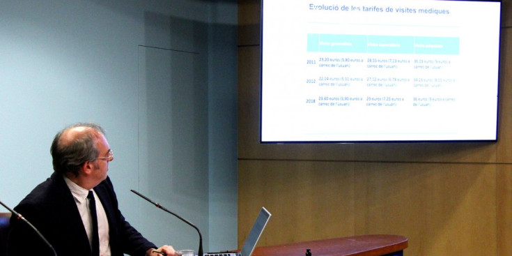 El ministre de Salut, Carles Álvarez, mostra les noves tarifes.