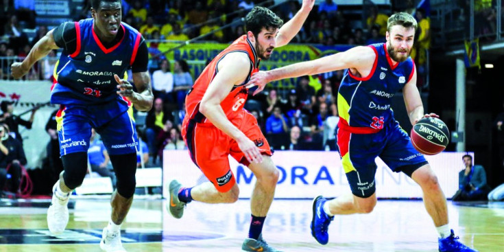 El tricolor David Jelínek, màxim anotador del partit contra el València Basket, supera a Alberto Abalde al Poliesportiu d’Andorra, ahir.
