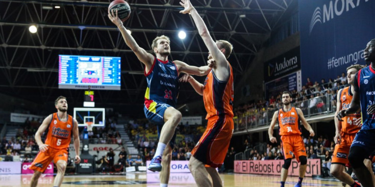 Jaka Blazic durant el partit contra el València Basket al Poliesportiu d'Andorra