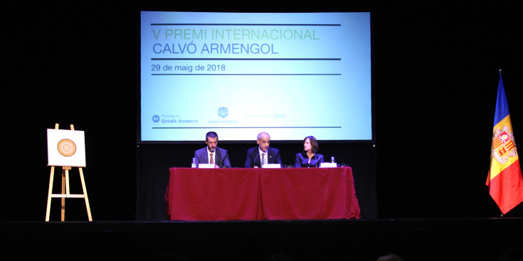 Antoni Pintat, Toni Martí i Teresa Garcia-Milà, durant la cerimònia de lliurament del premi.