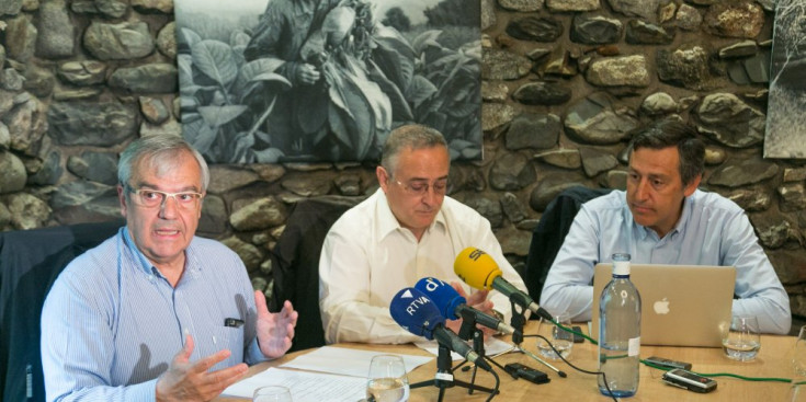 Josep Duró, Albert Font i Josep Antoni López en la presentació del grup d’opinió ‘Virtus Unita’, ahir.
