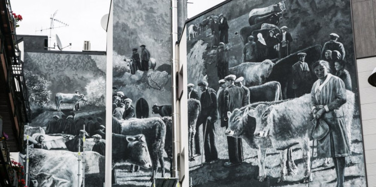El mural de Samantha Bosque, inspirat en fotografies de la Fira del bestiar dels anys 30 del segle XX.