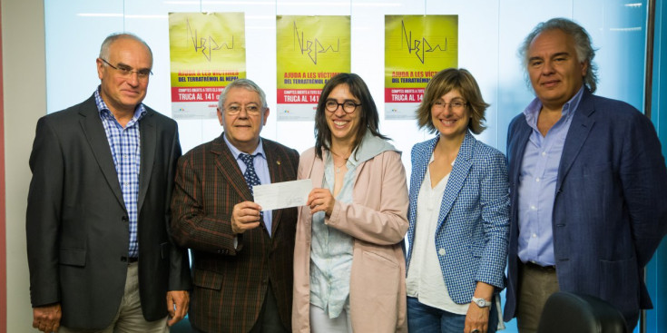 La Fundació de Muntanyencs per l’Himàlaia lliurant un xec de 20.000 euros a les ONGs d’Andorra, ahir.