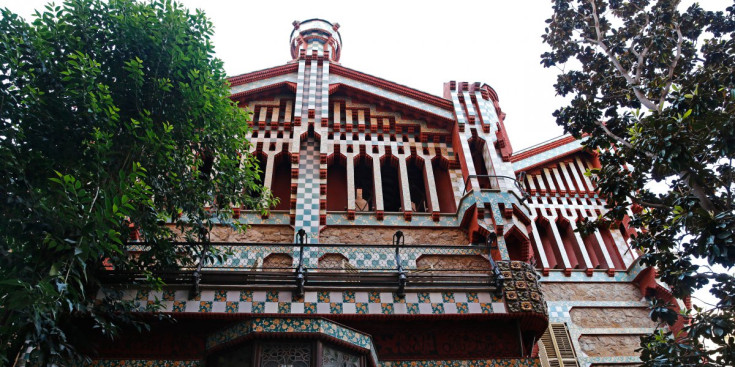 La façana de la casa Vicens, al carrer de les Carolines de Barcelona.