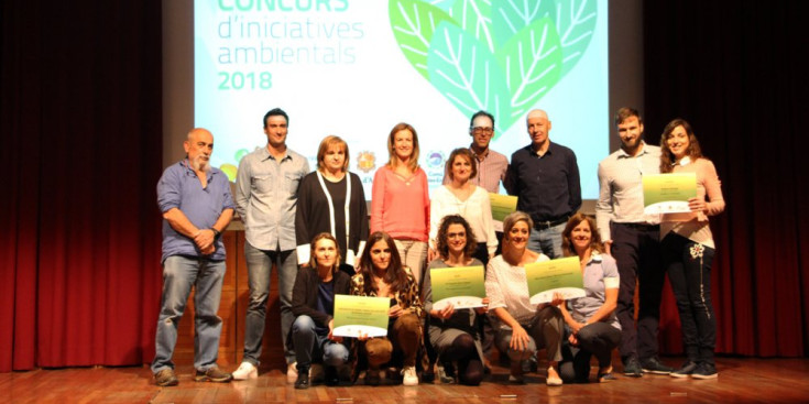 Tots els guardonats al concurs d’iniciatives ambientals i les autoritats presents al lliurament de premis.