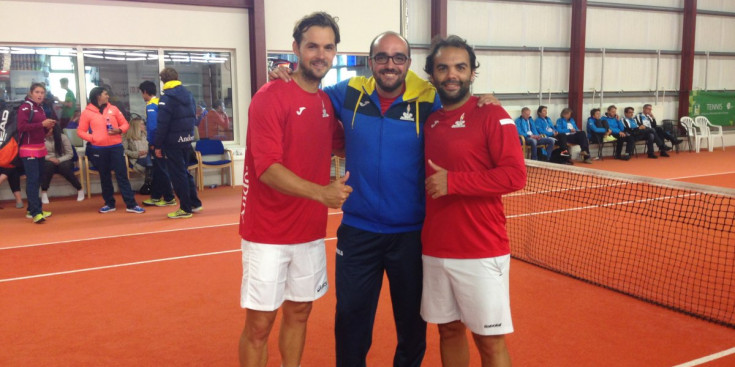 Jean Baptiste Poux, Gerard Blasi i Laurent Recouderc, ahir després de vèncer en el partit de dobles.
