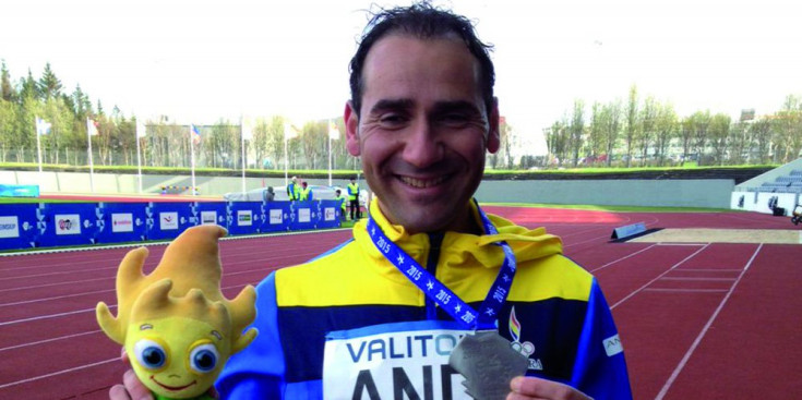 Marcos Sanza, amb la medalla de plata al coll.