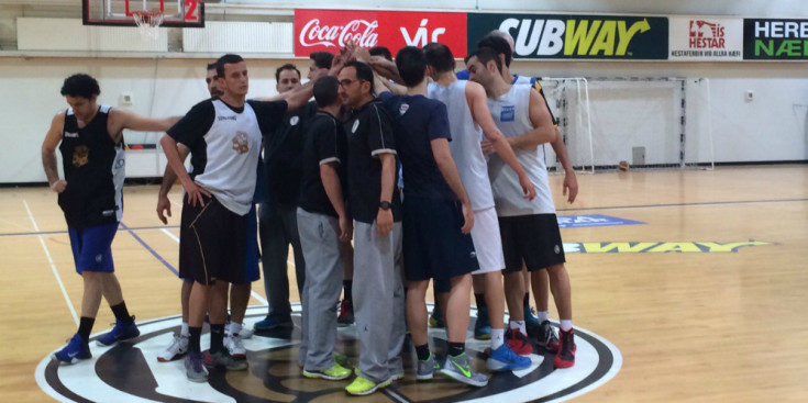 Els jugadors de la selecció fan pinya després de l'entrenament d'ahir.