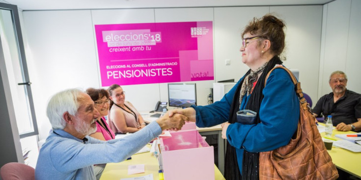 Una dona del col·legi de pensionistes exerceix el seu dret a vot, ahir a la seu de la CASS.