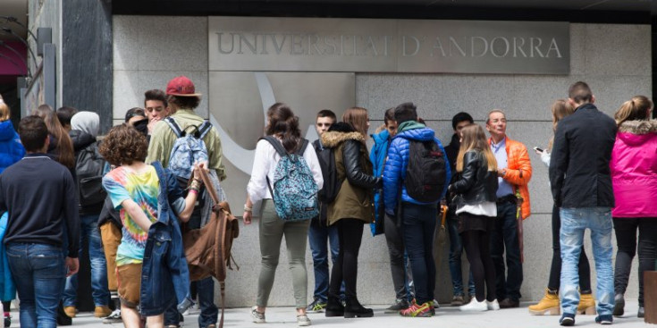 Estudiants a l’entrada de l’edifici de la Universitat d’Andorra.