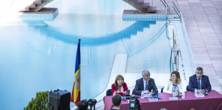 Les autoritats en la signatura del conveni entre FEDA i el Comú d’Andorra la Vella.