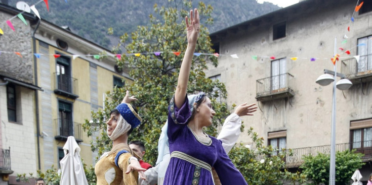 Exhibició de l’Esbart Dansaire durant la Festa Major de l’any passat.