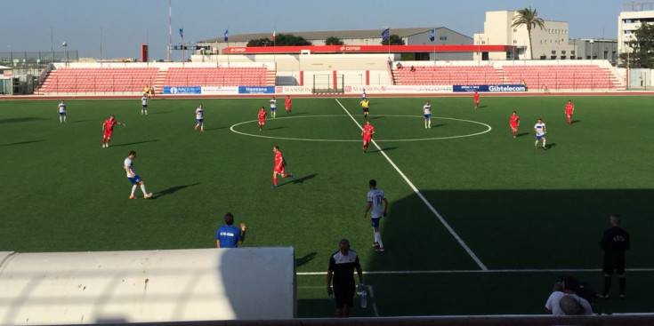 El Vallbanc FC Santa Coloma juga contra el KF Drita, ahir al Victoria Stadium.