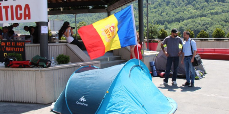 Pere López conversa amb els acampats per protestar pel preu de l'habitatge.