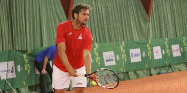 Jean Baptiste Poux en el partit de dimarts de dobles davant la parella d’Islàndia, al Tennishöll Kópavogs.