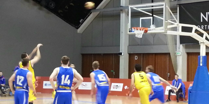 una acció del duel d’ahir contra Islàndia, ahir al Laugardalshöll Sports Hall .