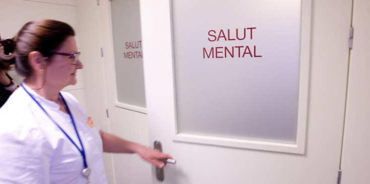 Una infermera obrint la porta del servei de Salut Mental a l’Hospital de Merixell a Escaldes-Engordany.