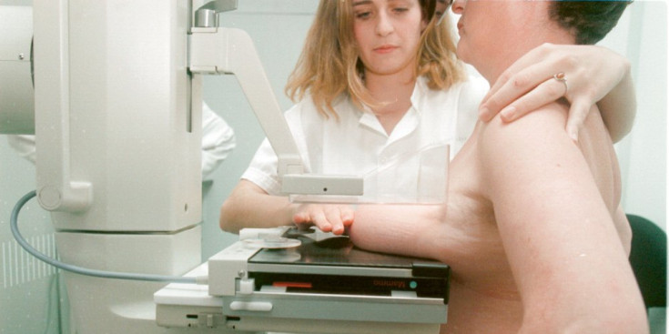 Una dona mentre li fan una mamografia.