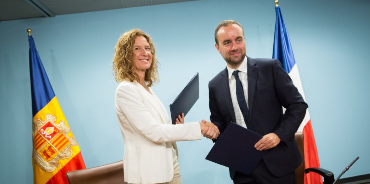 Sílvia Calvó i Sébastien Lecornu durant la signatura de la declaració d'intencions, dissabte.