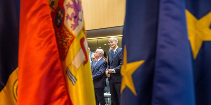 L'ambaixador espanyol i el cap de Govern, en el vestíbul del Consell General aquesta tarda.