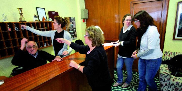 Alguns clients a la recepció d’una pensió.