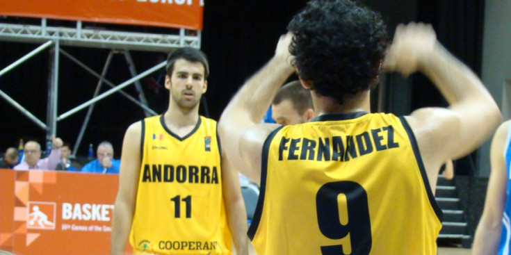 Oriol Fernàndez i Roger Lliteras en un moment del partit davant Islàndia, dimecres al vespre.