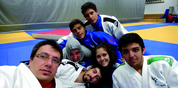 Selfie col·lectiu de Besolí i els lluitadors andorrans, ahir al Laugaból Ármann Gymnastic Hall.
