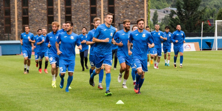 El Vallbanc FC Santa Coloma entrena al Comunal, ahir.