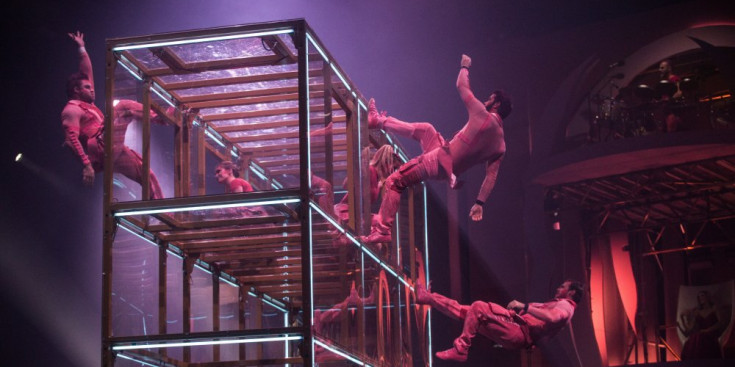 Un dels primers números que dona vida a l’espectacle ‘Diva’ del Cirque du Soleil.